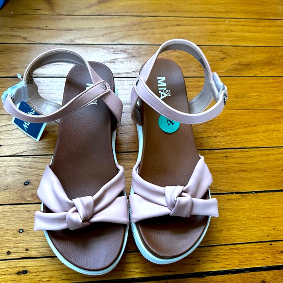 NWT Mia cute and comfy sandals size 4 - Picture 1 of 7